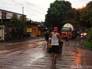 Banjir di Jalur Banyuwangi-Situbondo Surut, Petugas Bersihkan Lumpur Banjir di Jalur Banyuwangi-Situbondo Surut, Petugas Bersihkan Lumpur