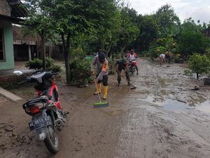 Banjir di Sebagian Wilayah Madiun Mulai Surut, Warga Mulai Bersih-bersih Banjir di Sebagian Wilayah Madiun Mulai Surut, Warga Mulai Bersih-bersih