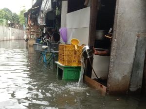 Satu RW di Tegal Alur Sempat Banjir 1,2 Meter, Kini Ketinggian Air 40 Cm