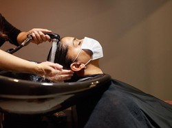 Penasaran Cara Bleaching Rambut? Ketahui Juga Manfaat dan Risikonya