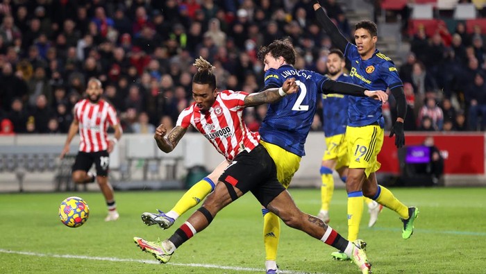 BRENTFORD, ENGLAND - JANUARY 19: Ivan Toney of Brentford has a shot saved during the Premier League match between Brentford and Manchester United at Brentford Community Stadium on January 19, 2022 in Brentford, England. (Photo by Alex Pantling/Getty Images)