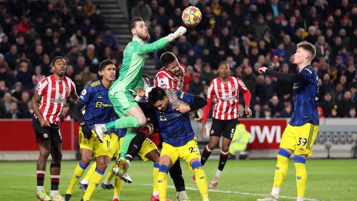 BRENTFORD, ENGLAND - JANUARY 19: David De Gea of Manchester United punches the ball during the Premier League match between Brentford and Manchester United at Brentford Community Stadium on January 19, 2022 in Brentford, England. (Photo by Alex Pantling/Getty Images)