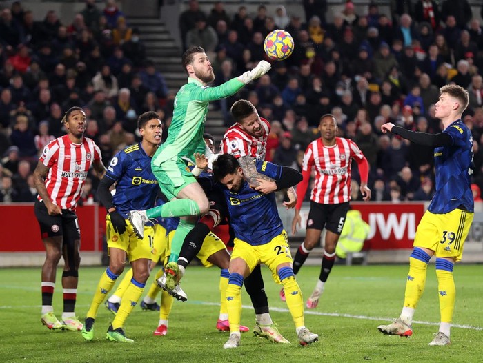 BRENTFORD, ENGLAND - JANUARY 19: David De Gea of Manchester United punches the ball during the Premier League match between Brentford and Manchester United at Brentford Community Stadium on January 19, 2022 in Brentford, England. (Photo by Alex Pantling/Getty Images)