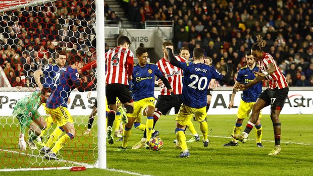 Soccer Football - Premier League - Brentford v Manchester United - Brentford Community Stadium, London, Britain - January 19, 2022 Brentford's Ivan Toney scores their first goal Action Images via Reuters/Andrew Boyers EDITORIAL USE ONLY. No use with unauthorized audio, video, data, fixture lists, club/league logos or 'live' services. Online in-match use limited to 75 images, no video emulation. No use in betting, games or single club /league/player publications.  Please contact your account representative for further details.
