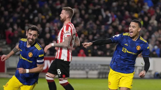 Manchester United's Mason Greenwood, right, celebrates with Bruno Fernandes after scoring his side's second goal during an English Premier League soccer match between Brentford and Manchester United at the Brentford Community Stadium in London, Wednesday, Jan. 19, 2022. (AP Photo/Matt Dunham)
