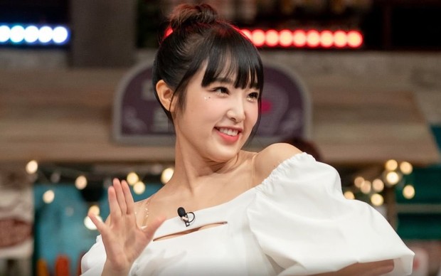 Choi Yena/twitter.com/yenapix/ Yena merupakan idol dengan variety show skill yang baik sehingga termasuk sebagai variety-dol