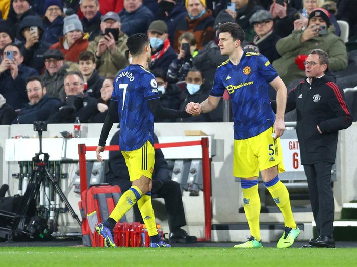 BRENTFORD, ENGLAND - JANUARY 19: Harry Maguire of Manchester United replaces teammate Cristiano Ronaldo during the Premier League match between Brentford and Manchester United at Brentford Community Stadium on January 19, 2022 in Brentford, England. (Photo by Clive Rose/Getty Images)