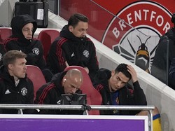 Di bench saat duduk, Ronaldo juga masih terlihat kesal. Rangnick sendiri menegaskan bahwa keputusannya didasari kebutuhan tim. (Ronaldo Foto: Matt Dunham/AP)