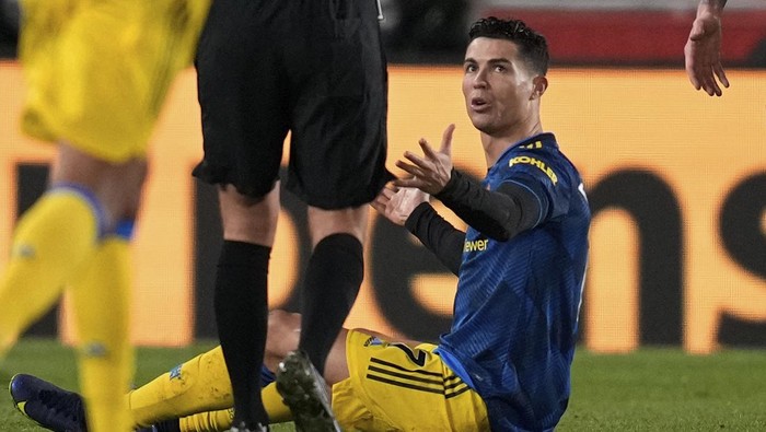 Manchester Uniteds Cristiano Ronaldo claims for a foul during an English Premier League soccer match between Brentford and Manchester United at the Brentford Community Stadium in London, Wednesday, Jan. 19, 2022. (AP Photo/Matt Dunham)