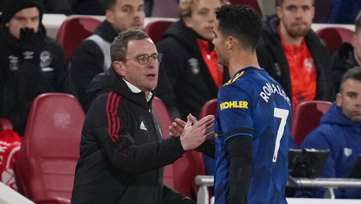 Cristiano Ronaldo terlihat kesal saat Ralf Rangnick menariknya di tengah laga Brentford vs Manchester United (Foto: AP/Matt Dunham)