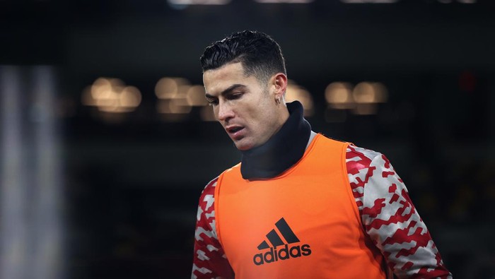 BRENTFORD, ENGLAND - JANUARY 19: Cristiano Ronaldo of Manchester United warms up during the Premier League match between Brentford and Manchester United at Brentford Community Stadium on January 19, 2022 in Brentford, England. (Photo by Alex Pantling/Getty Images)
