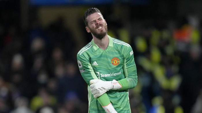Manchester Uniteds goalkeeper David de Gea reacts after hurting his arm during the English Premier League soccer match between Chelsea and Manchester United at Stamford Bridge stadium in London, Sunday, Nov. 28, 2021. (AP Photo/Kirsty Wigglesworth)