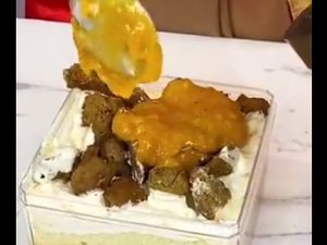 Nyeleneh! Ada Dessert Box Sate Padang hingga Ayam Geprek