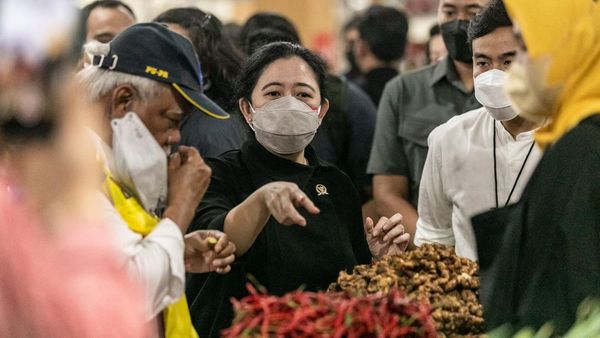 Ditemani Gibran, Puan Resmikan Pasar Legi-Belanja Batik