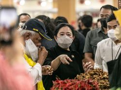 Ditemani Gibran, Puan Resmikan Pasar Legi-Belanja Batik