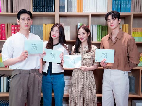 Pemain drama Korea Forecasting Love and Weather, seperti Song Kang dan Park Min-young.