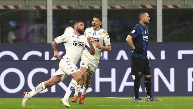 MILAN, ITALY - JANUARY 19: Patrick Cutrone (L) of Empoli Calcio celebrates his goal during the Coppa Italia match between FC Internazionale and Empoli FC at Stadio Giuseppe Meazza on January 19, 2022 in Milan, Italy. (Photo by Marco Luzzani/Getty Images)