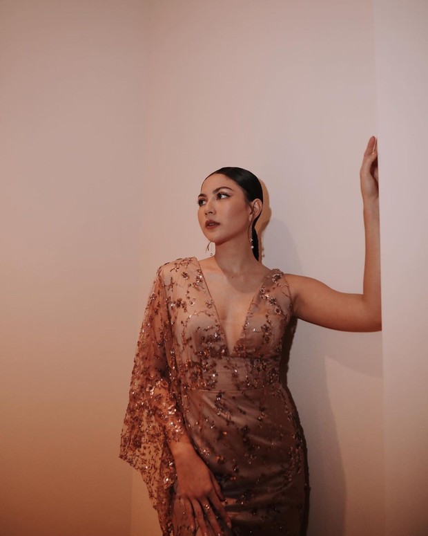 Fashion galmor jesmil di acara perniakah Vidi aldiano