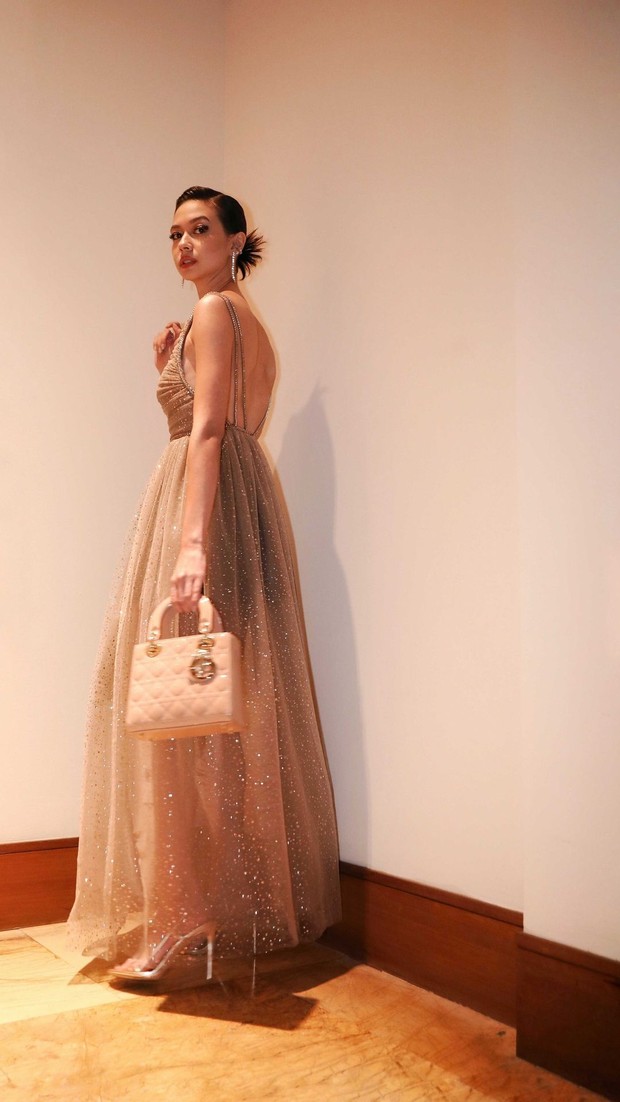Fashion galmor Yuki Kati di acara pernikahan Vidi Aldiano