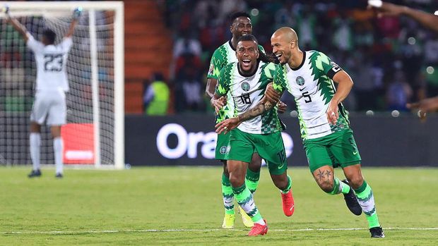 Nigeria's defender William Troost-Ekong (R) celebrates after scoring his team's second goal during the Group D Africa Cup of Nations (AFCON) 2021 football match between Guinea-Bissau and Nigeria at Stade Roumde Adjia in Garoua on January 19, 2022. (Photo by Daniel BELOUMOU OLOMO / AFP)