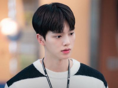 Poret Song Kang Jadi Pegawai Kantoran di Forecasting Love and Weather