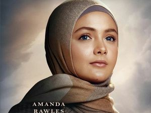 8 Gaya Hijab Amanda Rawles, Jadi Mualaf di Film Merindu Cahaya de Amstel