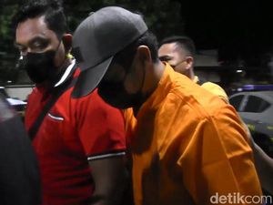 Tersangka Penendang Sesajen di Semeru Tiba di Mapolres Lumajang Tersangka Penendang Sesajen di Semeru Tiba di Mapolres Lumajang