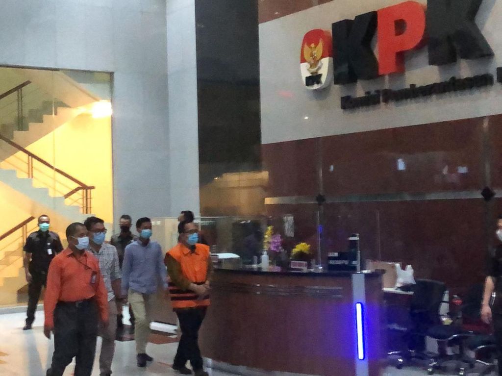 Hakim-Panitera Pengganti PN Surabaya Ditahan KPK!