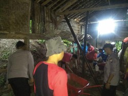 Sebuah Rumah di Ngawi Tertimpa Longsor Dampak Hujan Deras