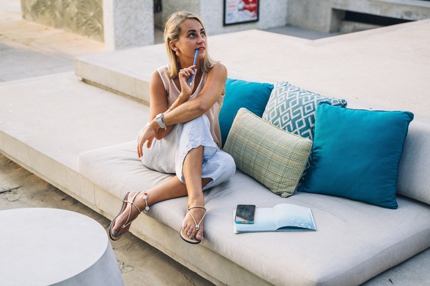 Ilustrasi perempuan fokus untuk menjadi mahasiswa kaya.