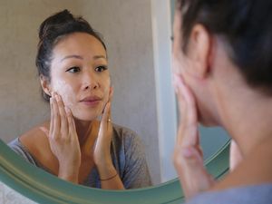 7 Urutan Skincare Pagi Cuma 5 Menit Menurut Dermatolog, Bikin Wajah Cerah 7 Urutan Skincare Pagi Cuma 5 Menit Menurut Dermatolog, Bikin Wajah Cerah