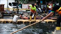Imbas Banjir Tegal Alur, Sampah Berserakan di Sungai