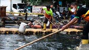 Imbas Banjir Tegal Alur, Sampah Berserakan di Sungai