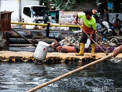 Imbas Banjir Tegal Alur, Sampah Berserakan di Sungai