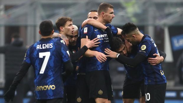 MILAN, ITALY - JANUARY 19: Andrea Ranocchia of FC Internazionale celebrates his goal with his team-mates during the Coppa Italia match between FC Internazionale and Empoli FC at Stadio Giuseppe Meazza on January 19, 2022 in Milan, Italy. (Photo by Marco Luzzani/Getty Images)