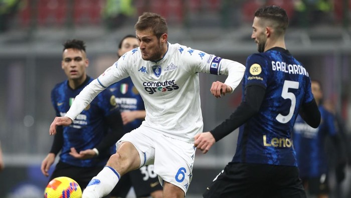 MILAN, ITALY - JANUARY 19: Simone Romagnoli of Empoli Calcio is challenged by Roberto Gagliardini of FC Internazionale during the Coppa Italia match between FC Internazionale and Empoli FC at Stadio Giuseppe Meazza on January 19, 2022 in Milan, Italy. (Photo by Marco Luzzani/Getty Images)