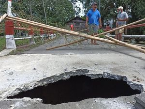 Jembatan Alternatif Dalam Kota Trenggalek Berlubang, Akses Jalan Ditutup Jembatan Alternatif Dalam Kota Trenggalek Berlubang, Akses Jalan Ditutup