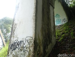 Terlalu! Jembatan Pangukan Buatan Belanda di Sleman Dicorat-coret