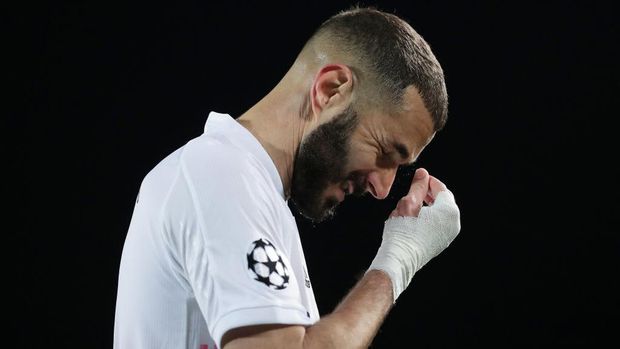 MADRID, SPAIN - APRIL 06: Karim Benzema of Real Madrid CF reacts during the UEFA Champions League Quarter Final match between Real Madrid and Liverpool FC at Estadio Alfredo Di Stefano on April 06, 2021 in Madrid, Spain. Sporting stadiums around Spain remain under strict restrictions due to the Coronavirus Pandemic as Government social distancing laws prohibit fans inside venues resulting in games being played behind closed doors. (Photo by Gonzalo Arroyo Moreno/Getty Images)