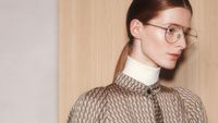 10 Koleksi Busana Victoria Beckham Pra Musim Gugur 2022, Hadirkan Monogram