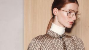 10 Koleksi Busana Victoria Beckham Pra Musim Gugur 2022, Hadirkan Monogram
