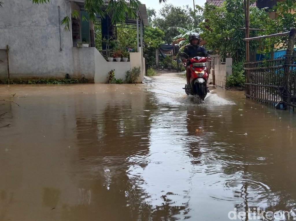 Banjir Mejobo Kudus Berangsur Surut, Warga Masih Waswas
