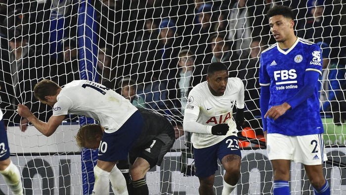 Tottenhams Steven Bergwijn, centre, celebrates after scoring his sides second goal during the English Premier League soccer match between Leicester City and Tottenham Hotspur at King Power stadium in Leicester, England, Wednesday, Jan. 19, 2022. (AP Photo/Rui Vieira)