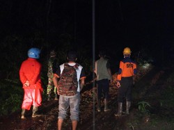 Longsor Akibat Hujan Deras Putus Jalan Desa di Blitar-Rusak Rumah Warga