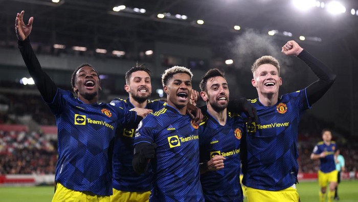 BRENTFORD, ENGLAND - JANUARY 19: Marcus Rashford of Manchester United celebrates with teammates Anthony Elanga, Alex Telles, Bruno Fernandes and Scott McTominay after scoring their sides third goal during the Premier League match between Brentford and Manchester United at Brentford Community Stadium on January 19, 2022 in Brentford, England. (Photo by Alex Pantling/Getty Images)