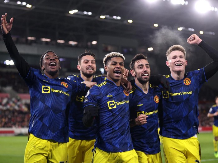 BRENTFORD, ENGLAND - JANUARY 19: Marcus Rashford of Manchester United celebrates with teammates Anthony Elanga, Alex Telles, Bruno Fernandes and Scott McTominay after scoring their side's third goal during the Premier League match between Brentford and Manchester United at Brentford Community Stadium on January 19, 2022 in Brentford, England. (Photo by Alex Pantling/Getty Images)