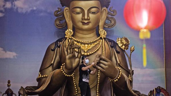 Membersihkan Patung Budha