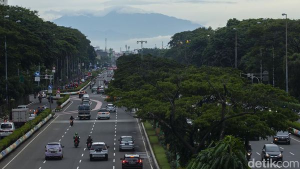 Menikmati Pemandangan Gunung di Jembatan Kemayoran