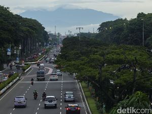 Menikmati Pemandangan Gunung di Jembatan Kemayoran