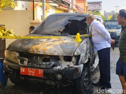 Detik-detik Mobil Dinas Kepala Keamanan Lapas Pekanbaru Dibakar
